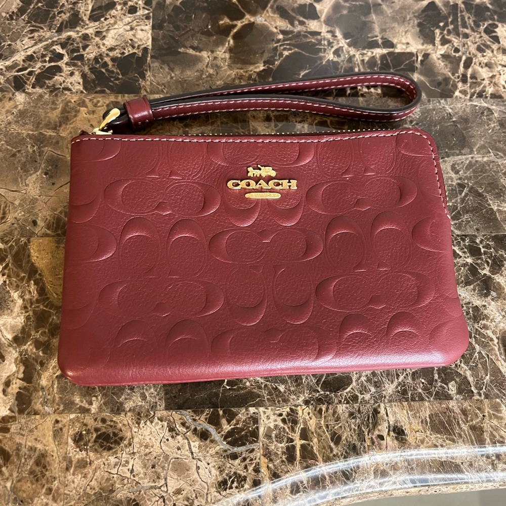 Coach corner zip wristlet in signature leather
